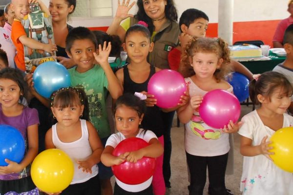 Convoca Adriana Campos a unir esfuerzos para que niñas y niños crezcan sanos y seguros