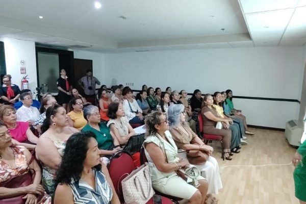 Éxito Total en Conferencia sobre Detección Temprana del Cáncer de Mama en Lázaro Cárdenas
